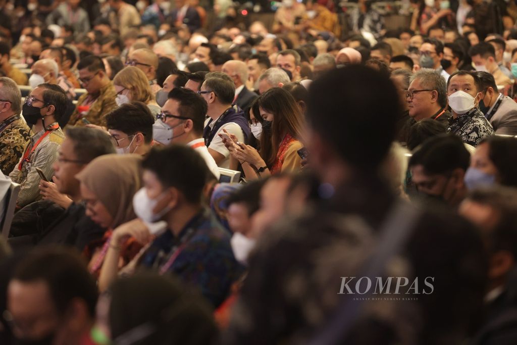 Ratusan peserta mengikuti pembukaan Indonesia Net Zero Summit 2022 di Nusa Dua, Bali, Jumat (11/11/2022). Kegiatan ini merupakan bagian dari Bussines 20 (B20) Summit yang merupakan forum dialog resmi G20 dengan komunitas global yang mencakup 2.000 peserta yang mewakili lebih dari 6,5 juta bisnis. 