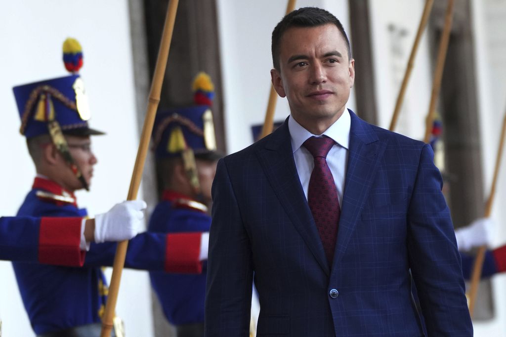 Presiden terpilih Ekuador, Daniel Noboa, tiba di istana kepresidenan untuk bertemu Presiden Guillermo Lasso guna memulai proses transisi kekuasaan di Quito, Ekuador, 17 Oktober 2023.