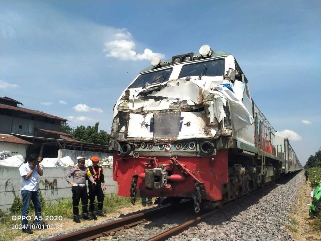 Suasana olah tempat kejadian perkara Kereta Api Pandalungan jurusan Gambir-Jember tertabrak truk bermuatan pakan ternak di wilayah Bayeman, Probolinggo, Selasa (1/10/2024). Akibat kecelakaan, lokomotif KA ringsek dan tiga kru kereta api terluka.