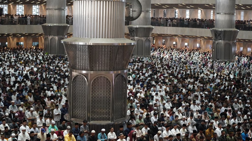 Umat Islam menjalankan shalat Idul Fitri 1444 Hijriah di Masjid Istiqlal, Jakarta Pusat, Sabtu (22/4/2023). 
