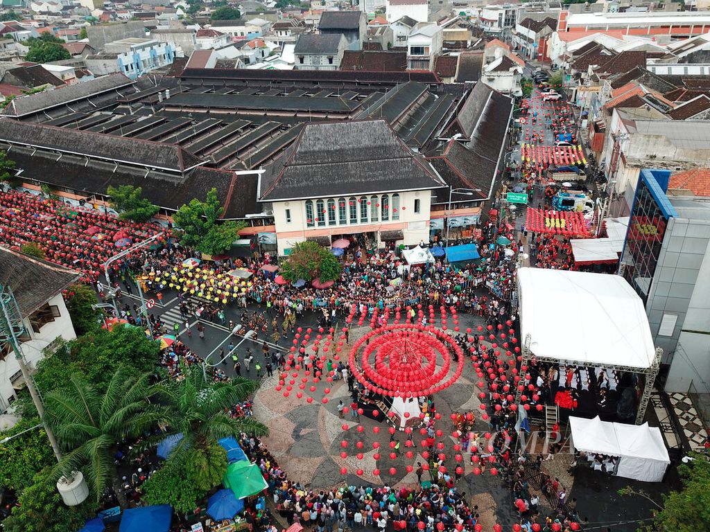 Suasana kemeriahan peserta kirab budaya dan warga yang menyaksikan acara tradisi Grebeg Sudiro di kawasan Pasar Gede, Kota Surakarta, Jawa Tengah, Minggu (15/1/2023). 