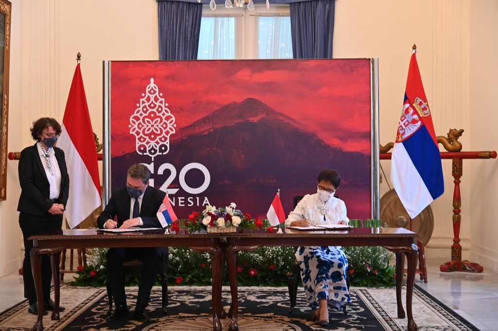 Menteri Luar Negeri RI Retno LP Marsudi (kanan) dan Menteri Luar Negeri Serbia Nikola Selakovic (kedua dari kiri) menandatangani nota kesepahaman (MOU) konsultasi politik antara Indonesia dan Serbia di Kemenlu RI di Jakarta, Senin (23/5/2022).