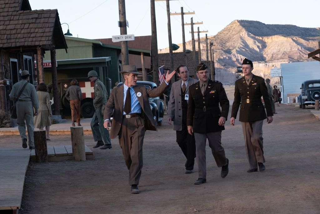  Dari kiri ke kanan, aktor Cillian Murphy sebagai J Robert Oppenheimer, Olli Haaskivi sebagai Edward Condon, Matt Damon sebagai Leslie Groves, dan Dane Dehaan sebagai Kenneth Nichols untuk film <i>Oppenheimer </i>yang ditulis, diproduksi, dan disutradarai Christopher Nolan.