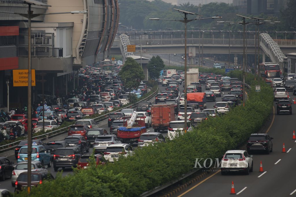 Kendaraan terjebak macet di tol dalam kota di kawasan Cawang, Jakarta, saat jam masuk kerja, Jumat (16/2/2024). 