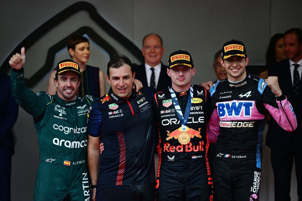 Pemenang pertama Max Verstappen (kedua dari kanan), pemenang kedua Fernando Alonso (kiri), dan pemenang ketiga Esteban Ocon (kanan), di podium Grand Prix Formula 1 Monako, usai balapan di Sirkuit Jalan Raya Monako, Minggu (28/5/2023).
