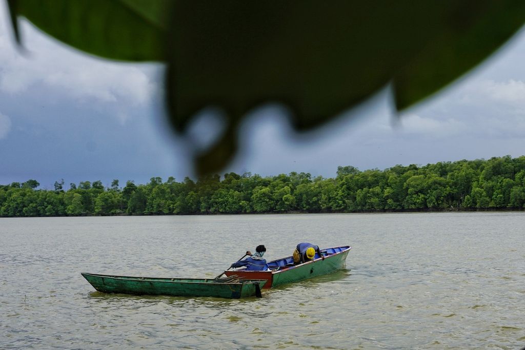 Nelayan bersiap mencari kepiting di sekitar hutan mangrove di Teluk Balikpapan, Kalimantan Timur, Minggu (6/3/2022).