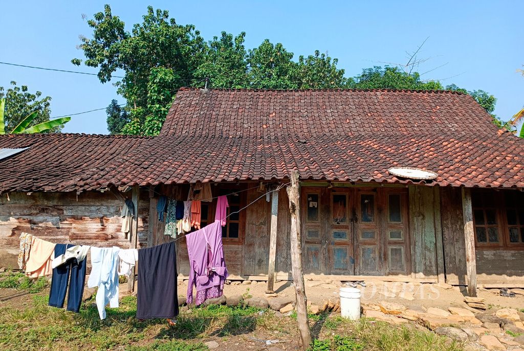 Jemuran pakaian dengan latar belakang rumah limasan di Dusun Kedungglatik, Desa Candirejo, Kecamatan Pringapus, Kabupaten Semarang, Jawa Tengah, Senin (27/5/2024). 