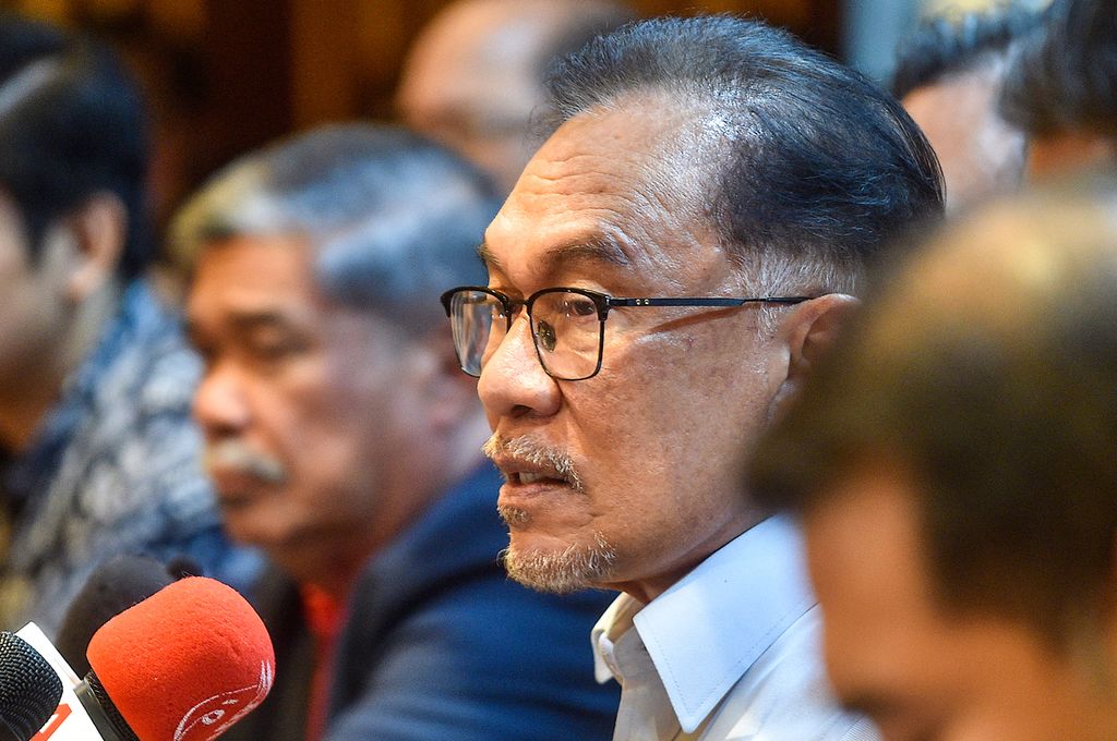 Ketua Pakatan Harapan (PH) Anwar Ibrahim memaparkan proses pembentukan pemerintahan baru Malaysia oleh PH, Senin (21/11/2022), di Kuala Lumpur, Malaysia. Dengan 82 kursi dari hasil pemilu, Sabtu pekan lalu, PH butuh mitra koalisi untuk mencukupi syarat minimal 112 kursi yang dibutuhkan dalam pembentukan pemerintahan. 