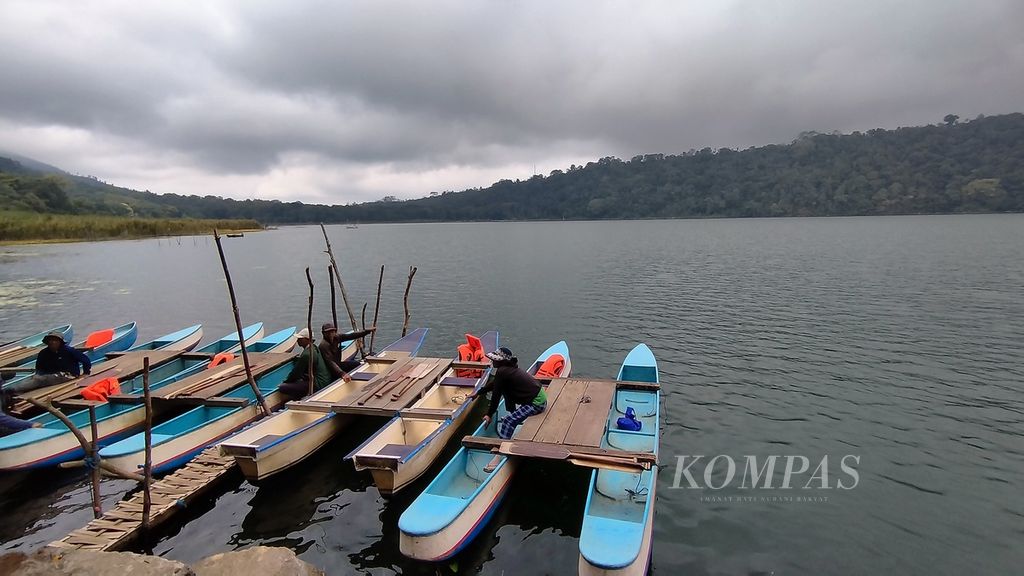 Lanskap Danau Tamblingan di Desa Munduk, Kecamatan Banjar, Buleleng, Bali, Selasa (19/9/2023). Danau Tamblingan merupakan satu dari tiga danau kembar yang terbentuk dalam sebuah kaldera besar dan terus dijaga kelestariannya oleh Masyarakat Adat Dalem Tamblingan.