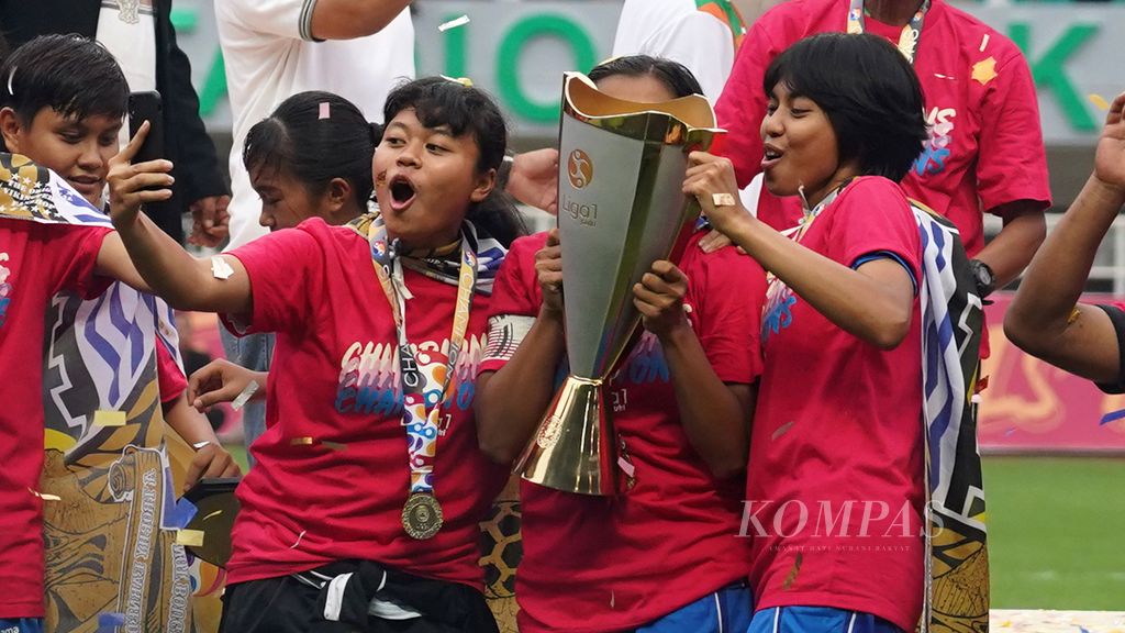 Tim putri Persib Bandung bersukacita seusai menerima piala saat menjuarai kompetisi sepakbola nasional Liga 1 Putri di Stadion Pakansari, Cibinong, Bogor, Sabtu (28/12/2019). 