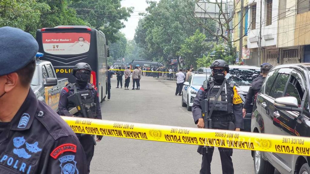 Garis pengaman polisi dipasang di sekitar jalan raya menuju Polsek Astanaanyar di Kota Bandung, Jawa Barat, Rabu (7/12/2022). Diduga bom bunuh diri meledak di kantor polisi itu.