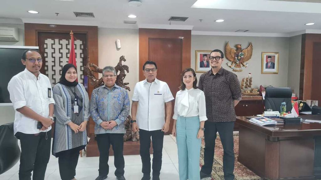  Kepala Staf Kepresidenan Moeldoko menerima kedatangan Deputi Bidang Pangan Kemenko Perekonomian Dida Gardera (tiga dari kiri), di Gedung Binagraha Jakarta, Rabu (8/5/2024).