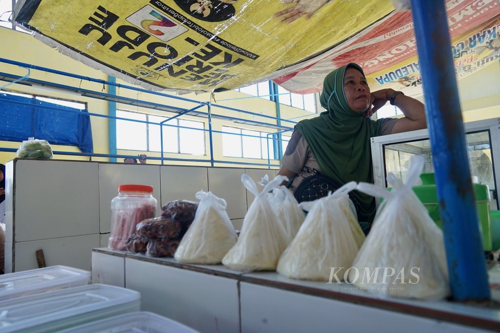Pedagang menjajakan soami atau olahan ubi di pasar Pulau Kaledupa, Wakatobi, Sulawesi Tenggara, Rabu (30/8/2023).