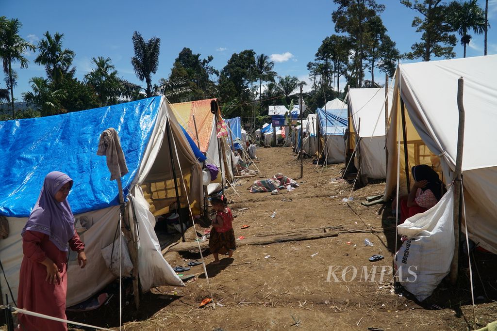 Suasana di tenda-tenda posko pengungsian Timbo Abu Ateh, Jorong Timbo Abu, Nagari Kajai, Kecamatan Talamau, Pasaman Barat, Sumatera Barat, Sabtu (12/3/2022). 