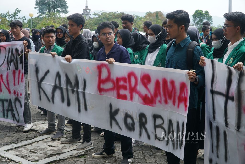 Aliansi Mahasiswa Universitas Andalas (Unand) menggelar unjuk rasa di depan kantor Rektorat Unand, Kota Padang, Sumatera Barat, Senin (26/12/2022) siang terkait kasus pelecehan dan kekerasan seksual oleh salah satu dosen terhadap sedikitnya delapan mahasiswa.