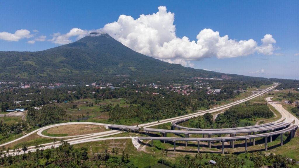 Aerial photo of the 39.9 kilometer Manado - Bitung Toll Road in North Sulawesi. The longest toll road in Sulawesi was partially inaugurated, namely 26 km long on Tuesday (29/9/2020).