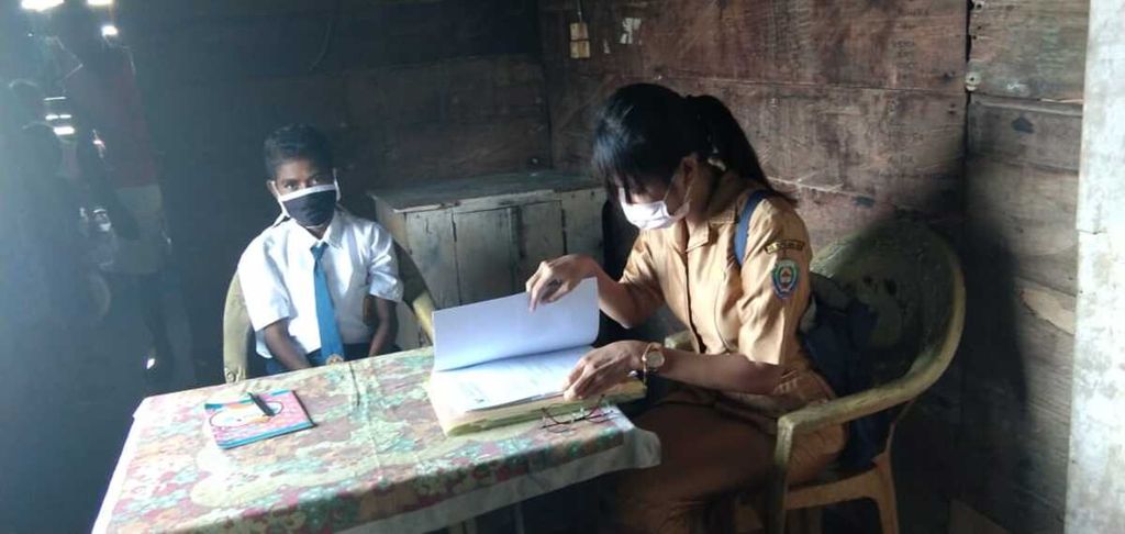 Guru di pedalaman Kepulauan Aru, Maluku, mengajar dari rumah ke rumah di tengah pandemi Covid-19 seperti pada Juni 2020 lalu.