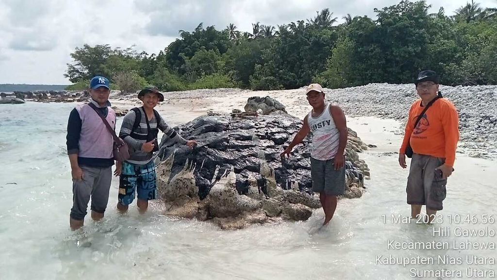 Nelayan tidak bisa melaut karena gumpalan aspal tersangkut di alat tangkap nelayan di Kabupaten Nias Utara, Sumatera Utara, Rabu (1/3/2023). Sudah tiga pekan kapal tanker yang kandas menumpahkan muatan 1.900 ton aspal di Nias Utara sehingga merusak ekosistem laut. 