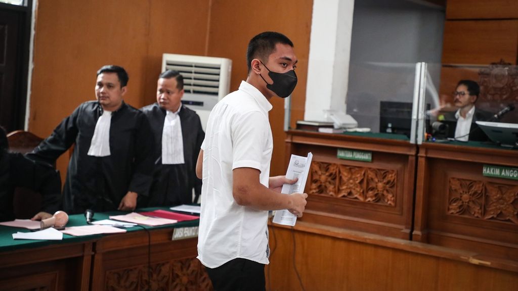 Terdakwa Mario Dandy Satriyo bersiap meninggalkan ruang sidang di Pengadilan Negeri Jakarta Selatan, Selasa (6/6/2023).
