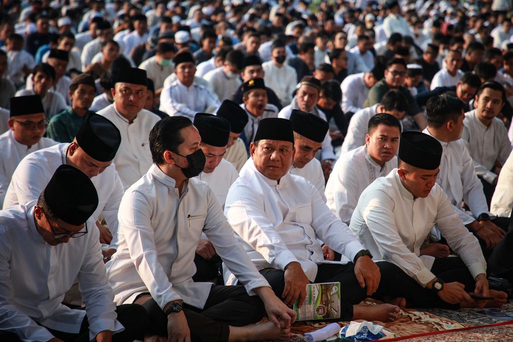 Menteri Pertahanan yang juga Ketua Umum Partai Gerindra Prabowo Subianto (kedua dari kanan) mendengarkan kotbah seusai shalat Idul Fitri di Masjid Agung Al-Azhar, Jakarta, Sabtu (22/4/2023). 