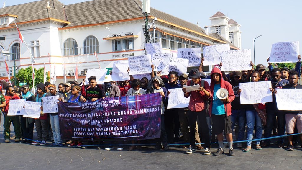 Mahasiswa asal Papua melakukan aksi unjuk rasa tentang konflik yang ada di Papua, dengan berorasi, di Titik Nol KM, Kawasan Malioboro, Yogyakarta, Sabtu (31/8/2019).