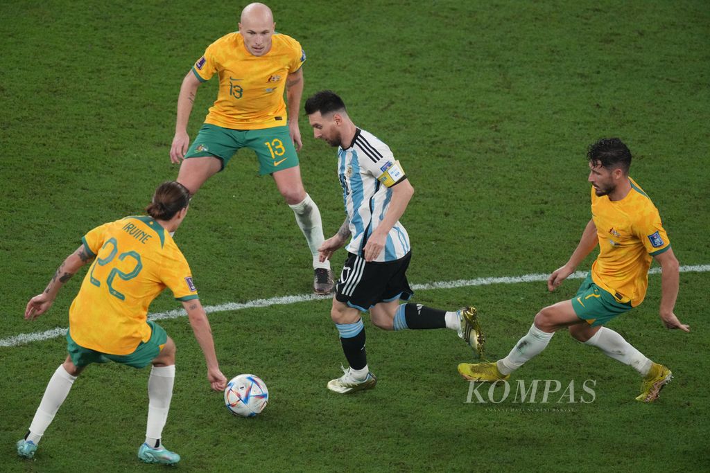 Pemain Argentina, Lionel Messi, dihadang tiga pemain Australia dalam pertandingan babak 16 besar Piala Dunia 2022 di Stadion Ahmad Bin Ali, Qatar, Minggu (4/12/2022) dini hari WIB. Argentina menang dan melaju ke babak perempat final.