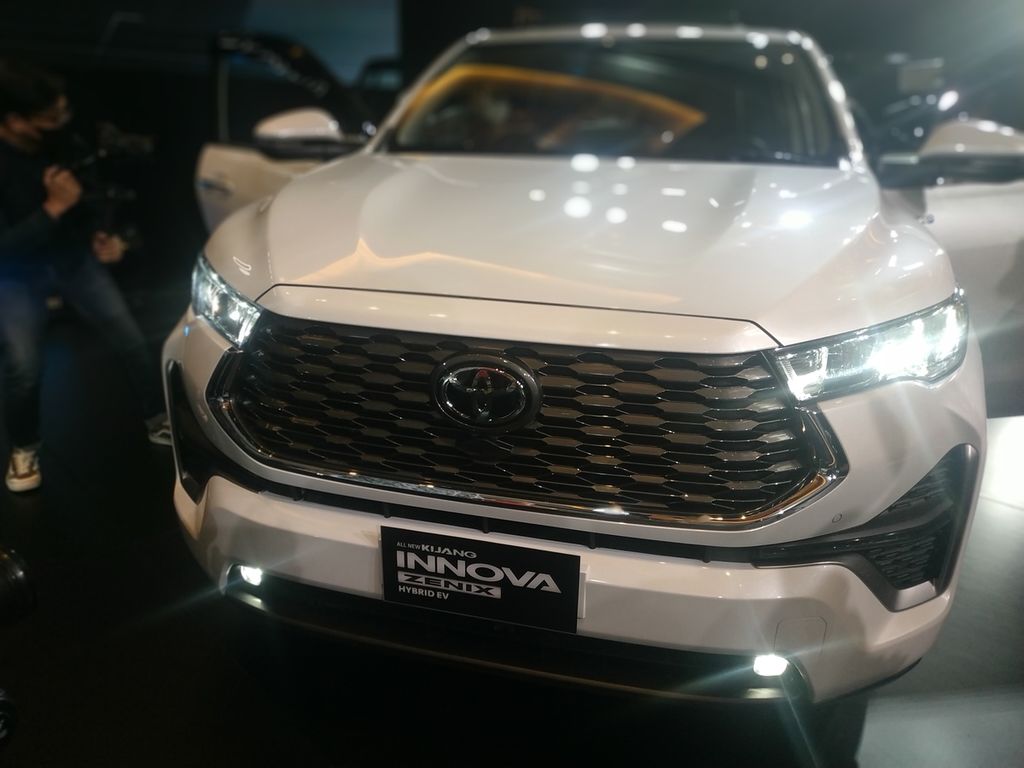 Mobil Toyota Kijang Innova Zenix Hybrid saat dipamerkan dalam acara peluncuran di Grand Hyatt, Jakarta, Senin (21/11/2022).