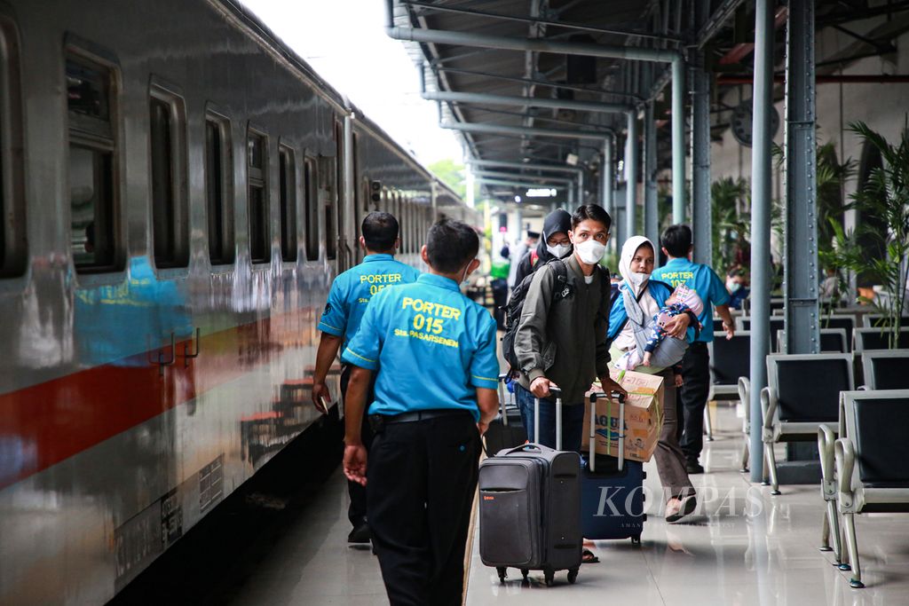 Pemudik menuju gerbong keretanya saat mudik menggunakan kereta api dari stasiun Pasar Senen, Jakarta Pusat, Jumat (22/4/2022).