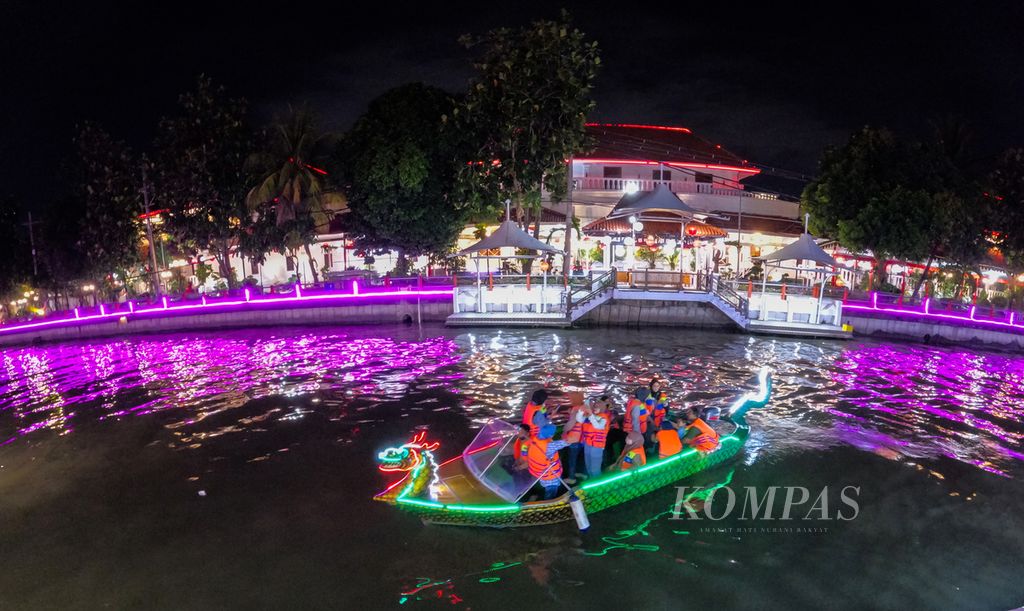 Warga menikmati wisata perahu Sungai Kalimas di Taman Prestasi, Surabaya, Jatim, Kamis (8/9/2022).