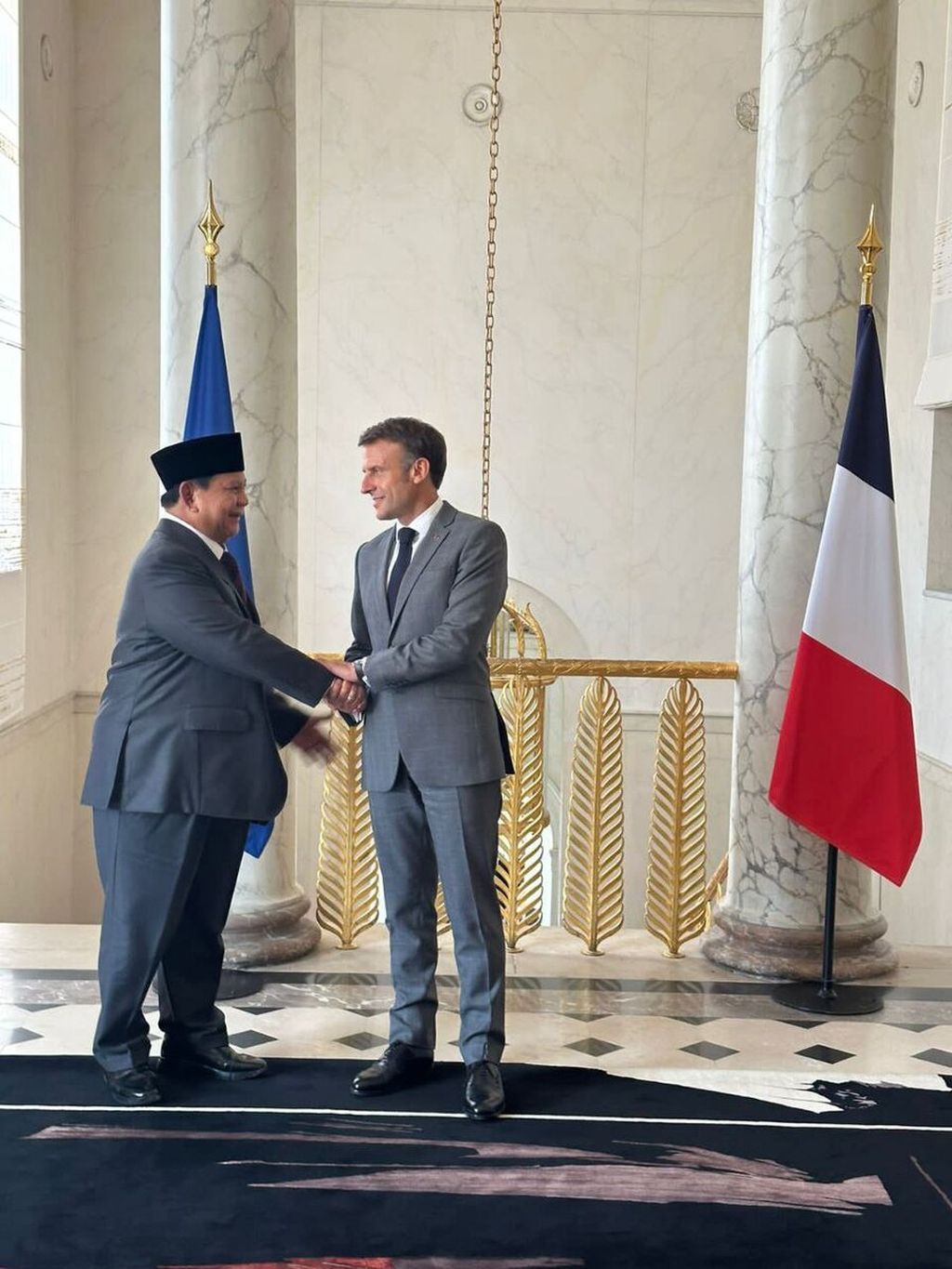 Menteri Pertahanan Prabowo Subianto kembali bertemu dengan Presiden Perancis Emmanuel Macron di Istana Elysee, Jumat (21/7/2023).