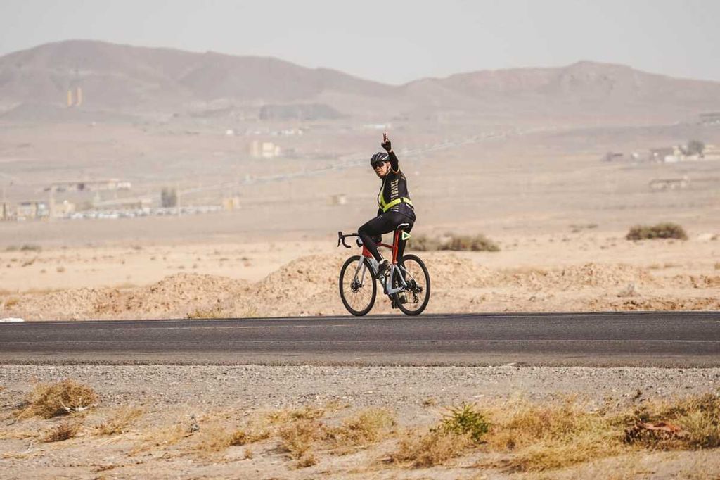 Pesepeda asal Indonesia Royke Lumowa yang melakukan perjalanan Jakarta-Paris telah tiba di Iran dan hendak memasuki Irak. Royke tengah bersepeda di Iran dengan pemandangan padang pasir.