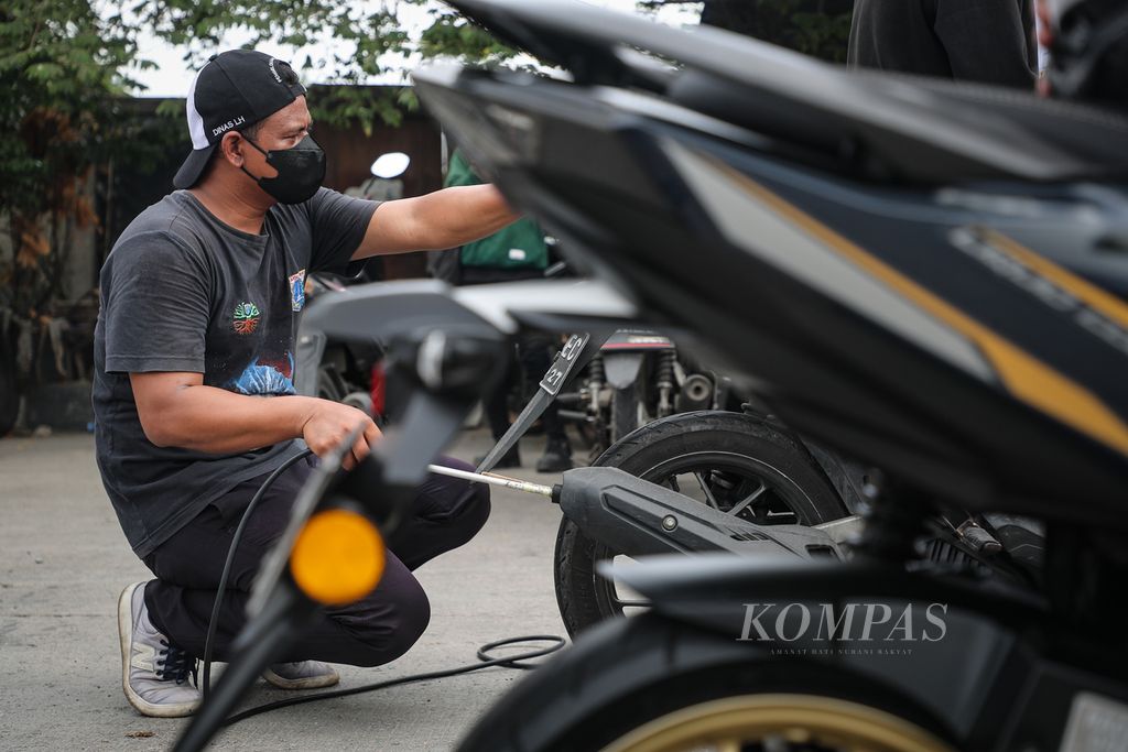 Petugas menguji emisi sepeda motor di Jalan Perintis Kemerdekaan, Jakarta Timur, Rabu (1/11/2023).