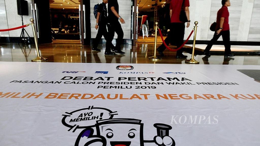 Pasukan Pengamanan Presiden (Paspampres) memantau lokasi debat perdana calon presiden-calon wakil presiden oleh Komisi Pemilihan Umum di Hotel Bidakara, Jakarta, Rabu (16/1/2019). 