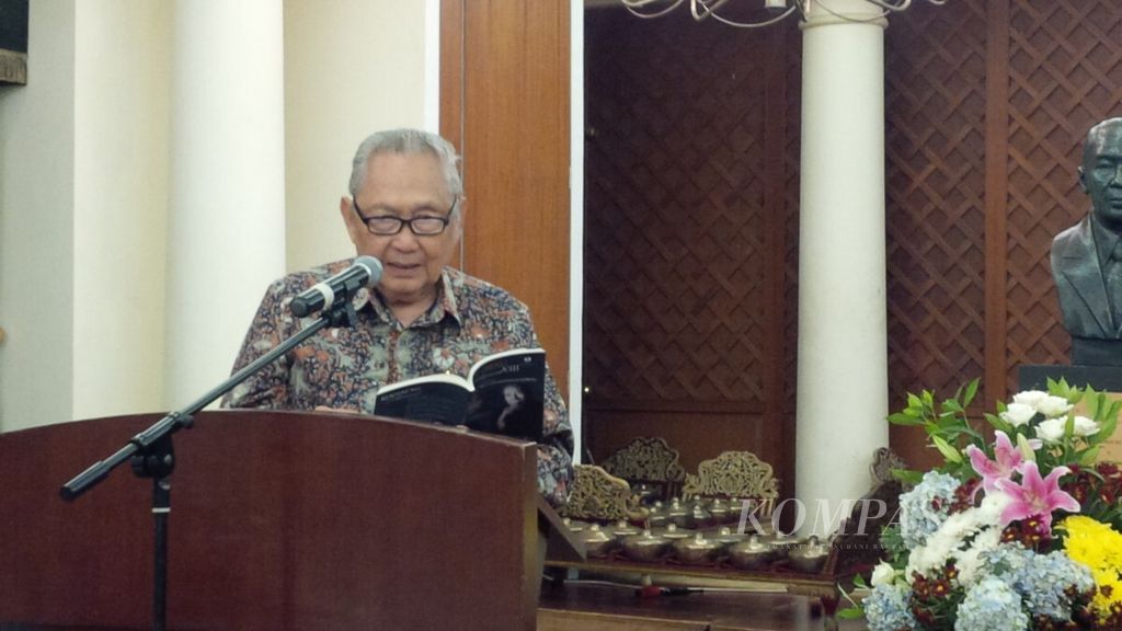 Guru Besar Ilmu Bedah Fakultas Kedokteran Universitas Indonesia Sjamsuhidajat Ronokusumo membacakan pidatonya ketika menerima Roosseno Award 2018.
