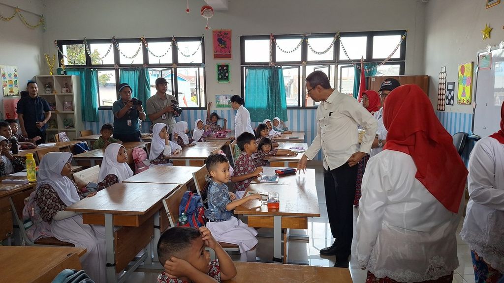 Penjabat Gubernur DKI Jakarta Heru Budi Hartono meninjau uji coba makan siang gratis di SD Negeri 03 Rawa Badak Utara, Jakarta Utara, Jumat (23/8/2024). 