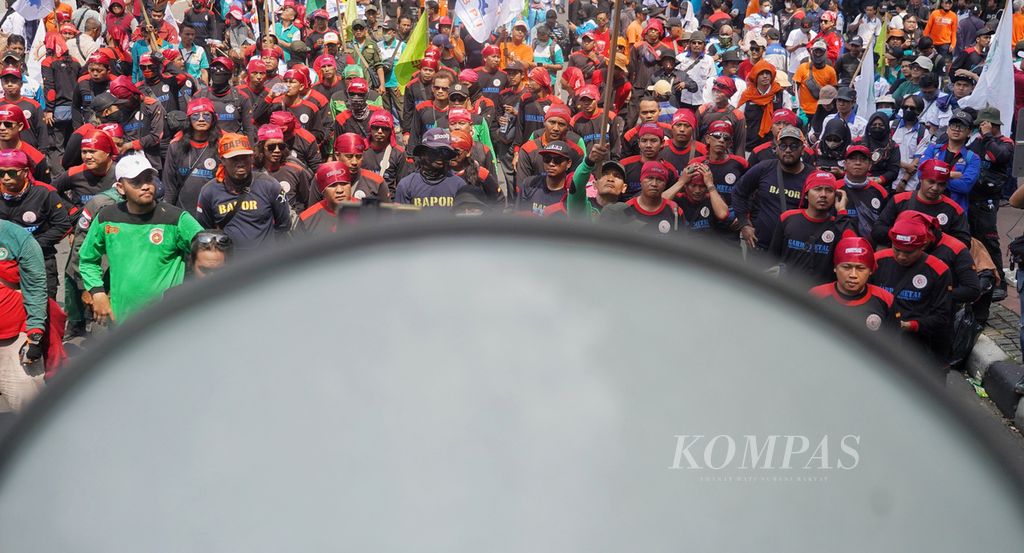 Barisan massa buruh dari sejumlah elemen serikat buruh melakukan demonstrasi menolak program tabungan perumahan rakyat (tapera) di kawasan Patung Arjuna Wijaya, Jakarta, Kamis (6/6/2024). 