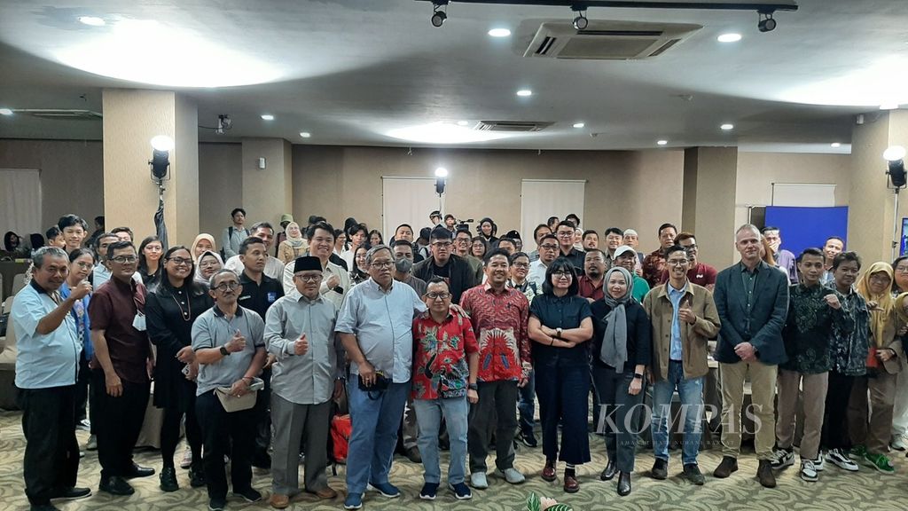 Foto bersama para narasumber dan peserta diskusi publik ”Penerapan Pedoman Isu Keberagaman (PPIK)” menjelang pemilu serentak 2024 di Jakarta, Selasa (10/10/2023).