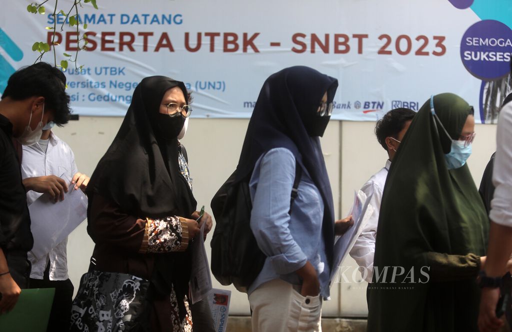 Calon peserta ujian tulis berbasis komputer (UTBK) berbaris saat akan memasuki gedung tempat pelaksanaan ujian di Kampus A Universitas Negeri Jakarta (UNJ) Rawamangun, Jakarta, Senin (8/5/2023). 
