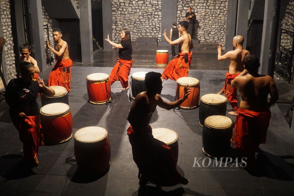 Nan Jombang Dance Company yang dipimpin koreografer Ery Mefri memainkan karya berjudul ”Asok dari Tungku” dalam latihan di Gedung Manti Menuik, Ladang Tari Nan Jombang, Kota Padang, Sumatera Barat, Sabtu (20/7/2024) malam.