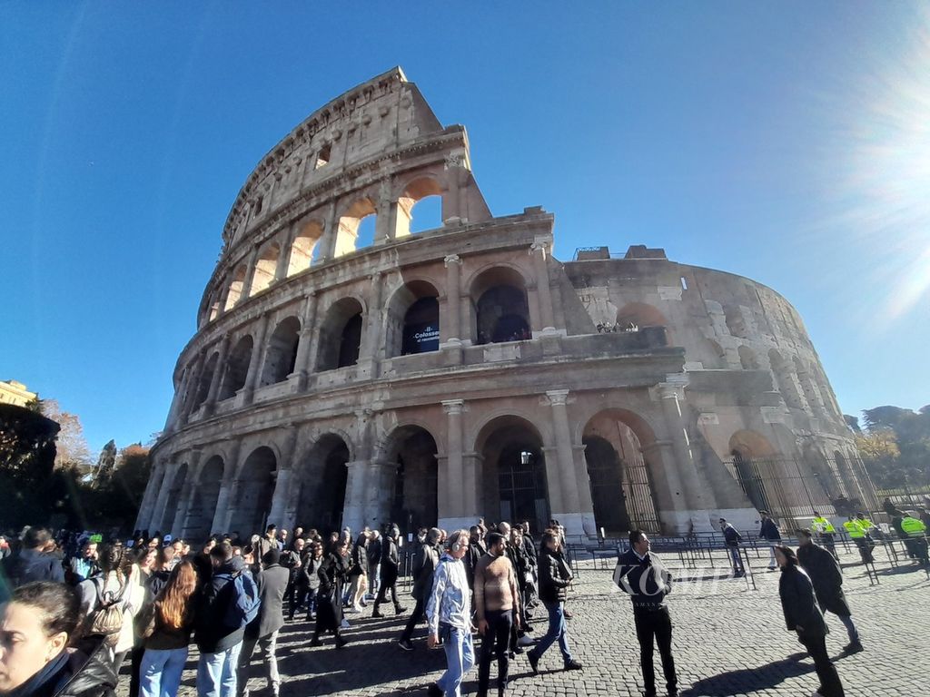 Suasana Colosseum, salah satu bangunan bersejarah peninggalan Kekaisaran Romawi di kota Roma, Italia, Jumat (15/12/2023). 