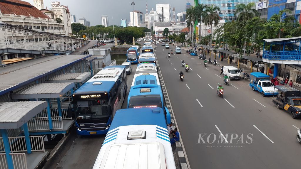 Untuk mengurai kepadatan penumpang, Transjakarta menyiapkan armada bus lebih banyak seperti di Halte Harmoni, Senin (16/3/2020). Setiap 5 memit sekali bus datang mengangkut para penumpang.