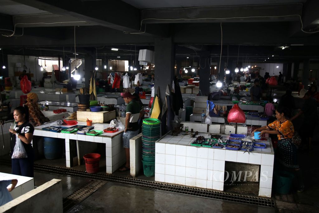 Pedagang ikan menempati lantai dasar Pasar Ciputat, Tangerang Selatan, Banten, yang telah selesai direvitalisasi, Minggu (26/2/2023). 