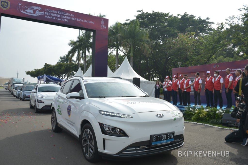 Sejumlah mobil listrik secara resmi dilepas untuk melakukan perjalanan touring Jakarta-Bali, Senin (7/11/2022), di Silang Monas, Jakarta, dalam rangka penyelenggaraan KTT G20. ARSIP KEMENTERIAN PERHUBUNGAN