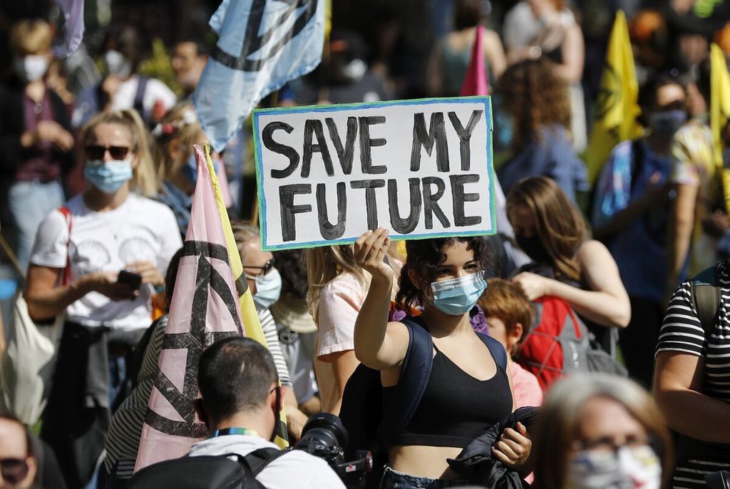 Para aktivis kelompok Extinction Rebellion berkumpul di Lapangan Parlemen, pusat kota London, Inggris, dalam aksi krisis iklim, Selasa (1/9/2020). 