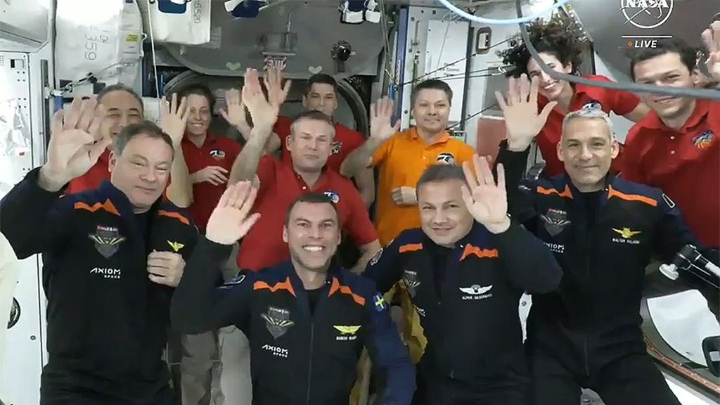 Empat antariksawan swasta dari program Ax-3 (baju gelap di baris depan) berfoto bersama tujuh antariksawan yang sedang bertugas di Stasiun Luar Angkasa Internasional (ISS) pada 20 Januari 2024. Antariksawan swasta itu dikirim ke ISS atas dukungan swasta sejak pertengahan Januari dan berhasil mendarat di Bumi pada Jumat (9/2/2024).