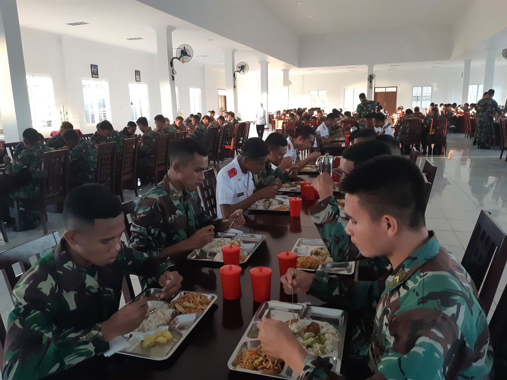 Suasana makan pagi kadet di Politeknik Ben Mboi, Universitas Pertahanan RI, di Kabupaten Belu, Nusa Tenggara Timur, Selasa (2/8/2022). Para kadet tinggal di asrama kampus dan mendapatkan beasiswa penuh.