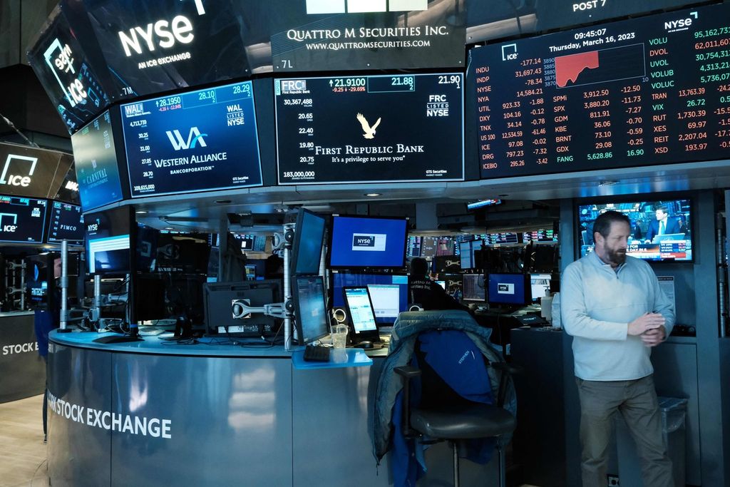 First Republic Bank ditayangkan pada monitor di lantai Bursa Efek New York (NYSE) di New York City, AS, 16 Maret 2023. Saham-saham kembali jatuh pada pagi di hari itu di tengah kekhawatiran para investor terhadap stabilitas bank-bank global setelah kebangkrutan Silicon Valley Bank pada pekan lalu. 