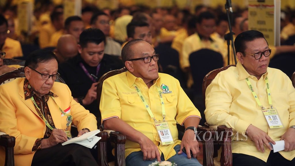 Senior Partai Golkar yang juga mantan Ketua Umum Golkar, yaitu Akbar Tandjung, Aburizal Bakrie, dan Agung Laksono (kiri ke kanan), hadir dalam hari kedua Musyawarah Nasional X Partai Golkar di Jakarta, Rabu (4/12/2019). 