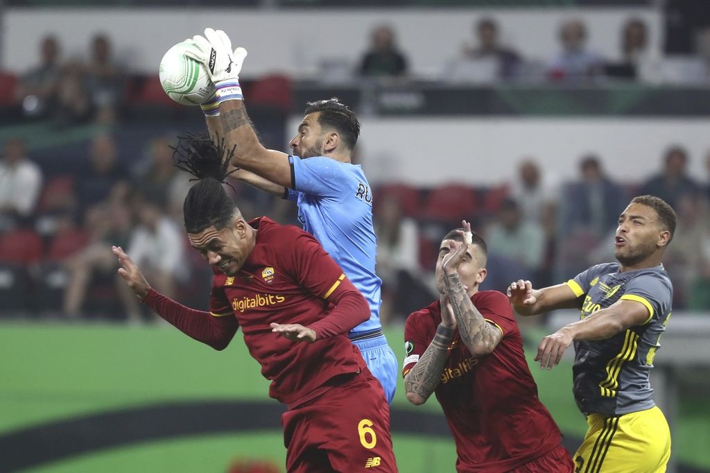 Kiper AS Roma Rui Patricio (kedua dari kiri) menangkap bola pada laga final Liga Konferensi Eropa di Stadion Air Albania, Tirana, Albania, Rabu (25/5/2022). Roma menjadi juara setelah menang 1-0 atas Feyenoord pada laga final. 