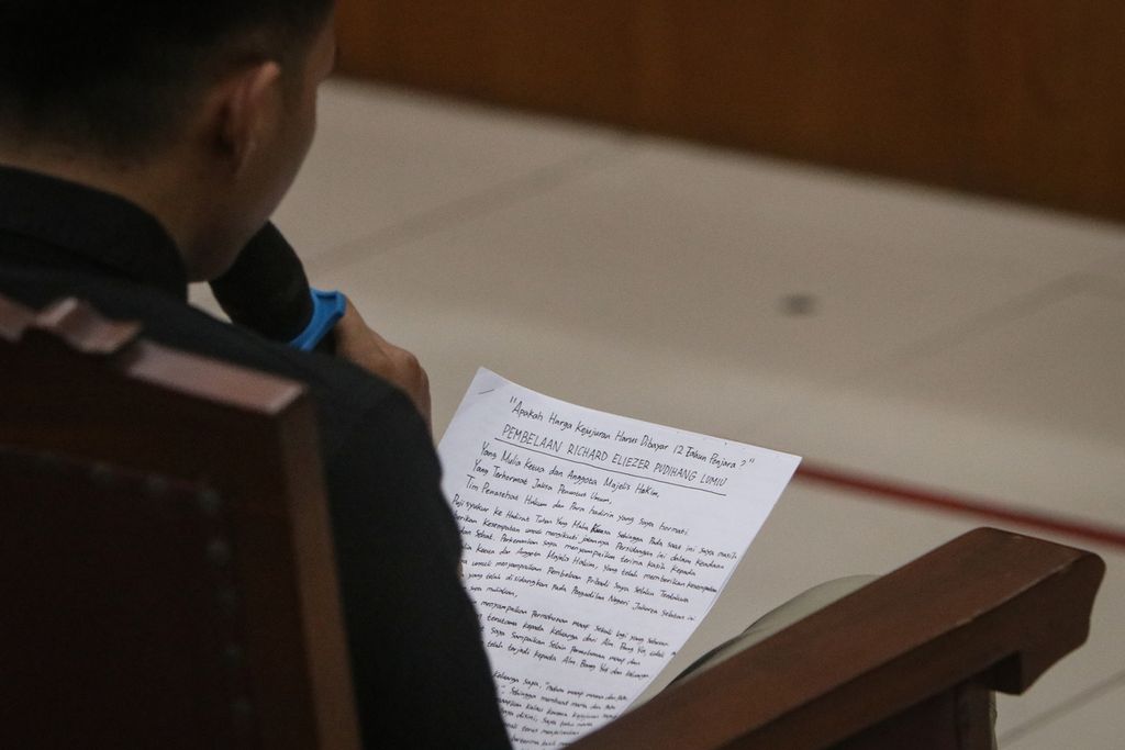 Terdakwa Richard Eliezer membacakan nota pembelaan atau pleidoi di Pengadilan Negeri Jakarta Selatan, Rabu (25/1/2023). 